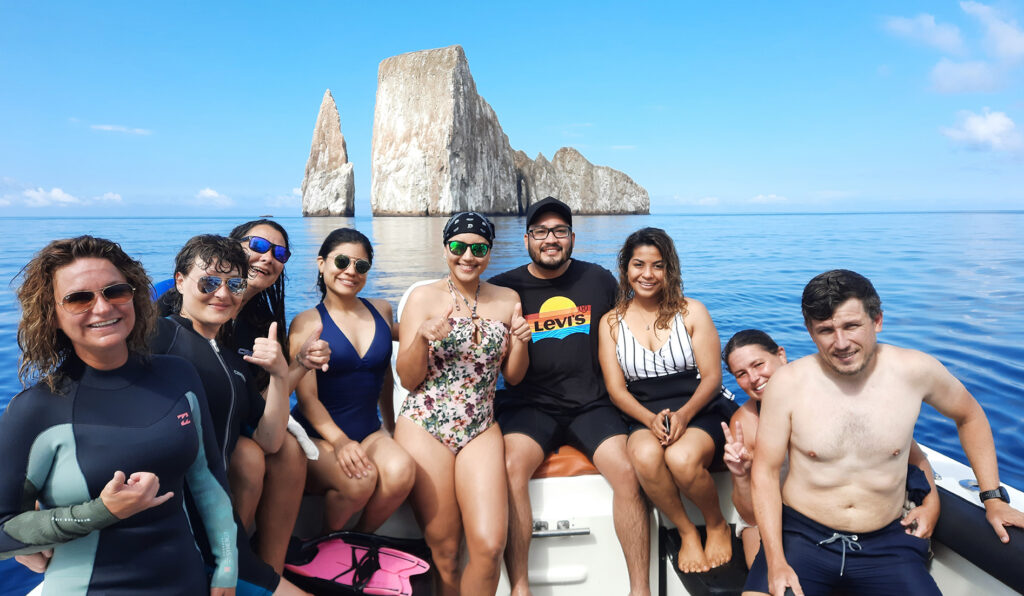 Happy customers in front of the Kicker Rock on the 360° Tour on San Cristóbal
